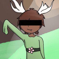 a girl with short, messy brown hair wearing a green dress with sleeves that go over her arms. a belt goes around her abdomen with a large buckle resembling a pink flower. she's raising her hand and smiling, as if waving to a friend. she has a large visible fang. on her head, two large antlers are growing, with the largest section of her left antler broken off. her eyes are covered by an ominous black censor bar.